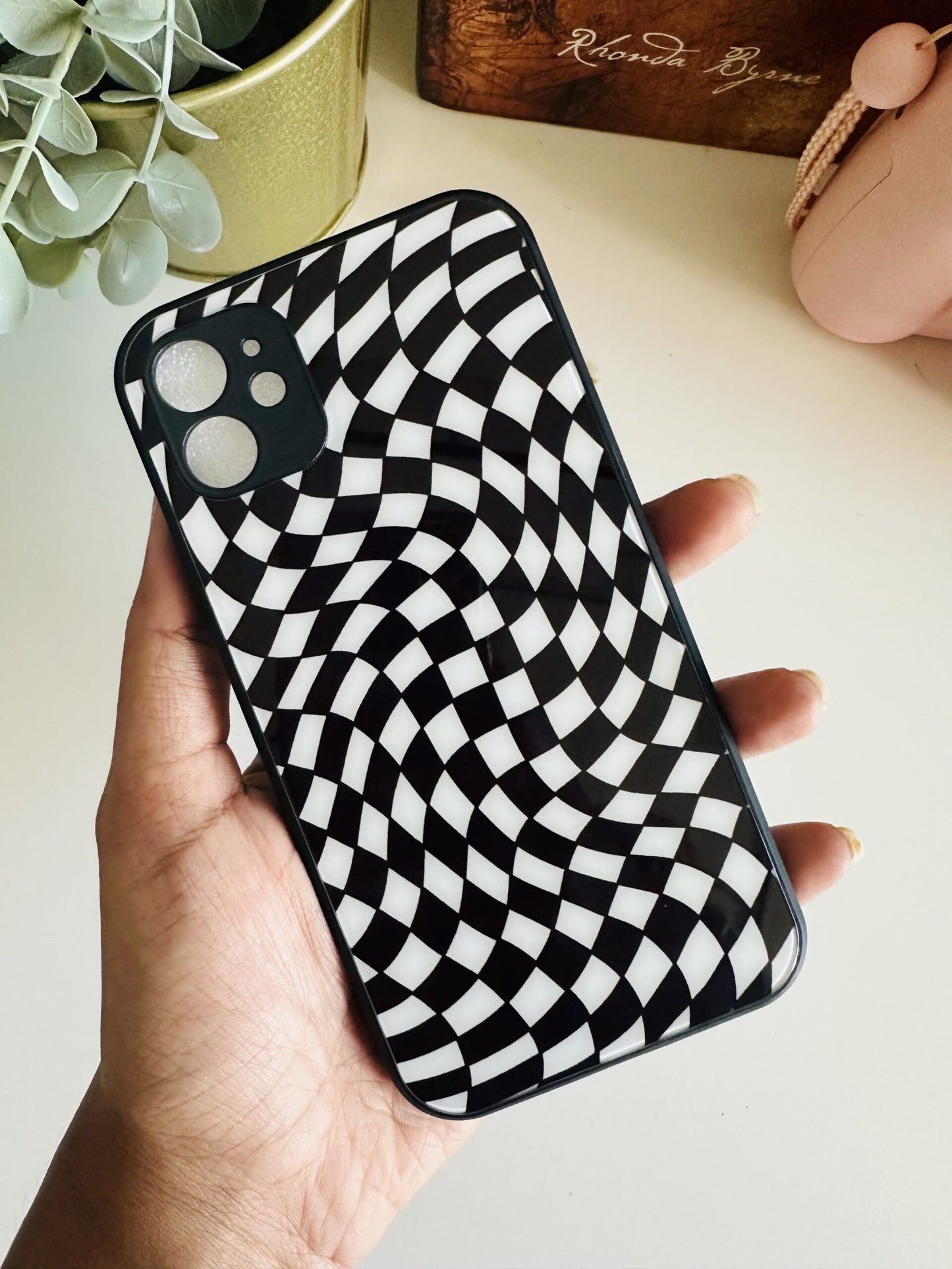 Black and white swirl checks case