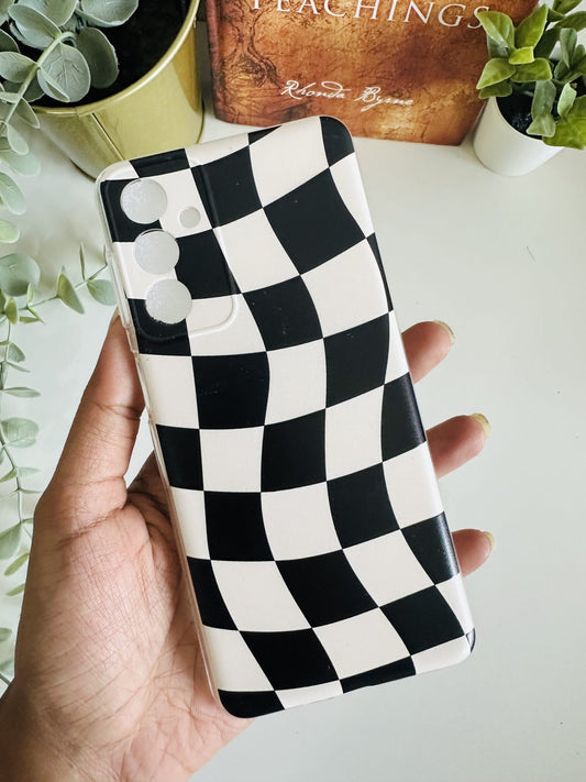 wavy black white checker case